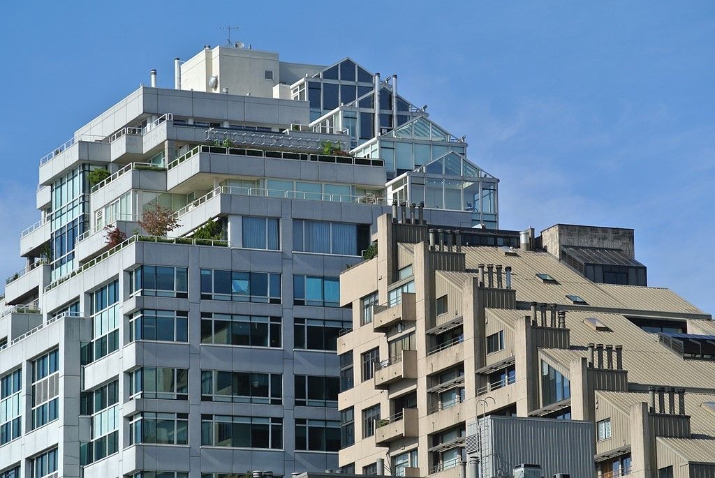 Nikon 1 J1 specs and prices. Nikon 1 J1 comparison with rivals.